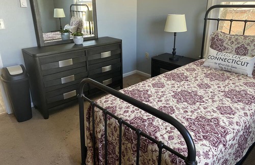 Bristol Condominio | Peaceful Cozy Room - Bristol, CT