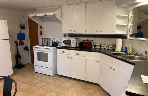 Aberdeen Condominio | Cosmopolis. Forest Hill 2 BR Get-Away.