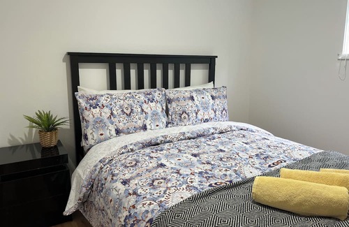 Florey Cabaña | Lovely brand-new three bedroom guest house in Florey