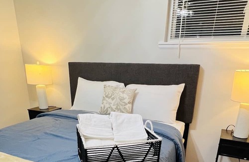 Des Plaines Casa | 9mins from Ohare,2 free parking 4 bedroom,1.5 B Pet friendly Closer I-294, I-53.