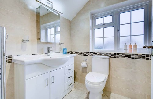 South Benfleet Casa | Pass the Keys | Spacious 4-Bedroom Home in Benfleet