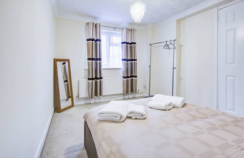 South Benfleet Casa | Pass the Keys | Spacious 4-Bedroom Home in Benfleet