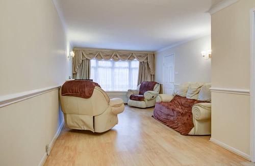 South Benfleet Casa | Pass the Keys | Spacious 4-Bedroom Home in Benfleet