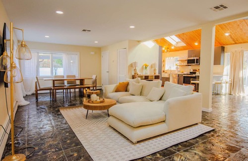 Rochelle Park Casa | Spacious 3 BED / 3 BATH - Close to NYC w/ Pool & Hot Tub