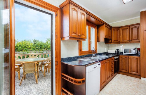 Urbanizacion S'Estanyol Casa | Holiday Home 'Ca N' Auba' with Private Terrace, Wi-Fi and Air Conditioning