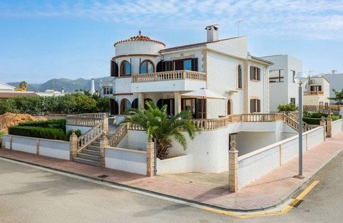 Urbanizacion S'Estanyol Casa | Holiday Home 'Ca N' Auba' with Private Terrace, Wi-Fi and Air Conditioning
