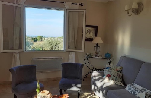 Saint-Pierre-de-Vassols Casa | Holiday Home 'La Maison De Malie' with Mountain View, Wi-Fi and Air Conditioning