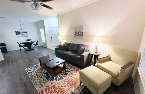 Sanford Apartamento | Luxury Sanford FL Apt w/ Private Garage, Pool access, W/D in unit, Patio