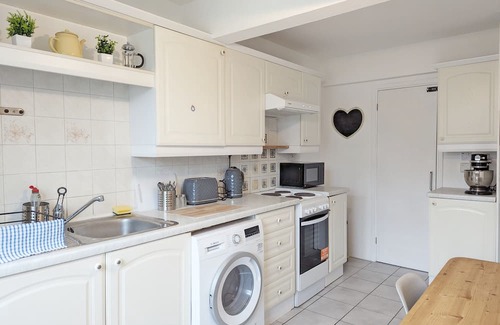 Littlehampton Casa | Holly House - Rustington - a family house that sleeps 6 guests in 3 bedrooms
