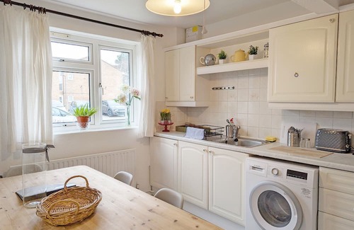 Littlehampton Casa | Holly House - Rustington - a family house that sleeps 6 guests in 3 bedrooms