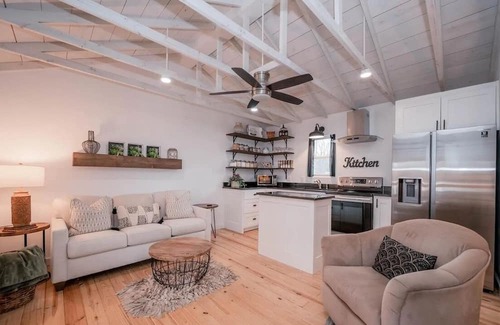 Longview Casa | Welcome to Our Charming Acorn Cottage