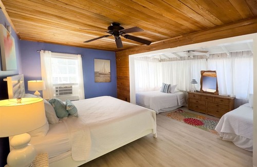 White Street Gallery District Casa | Tree House Retreat - 2 Bedroom / 1 Bath with large shared pool