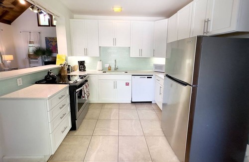 White Street Gallery District Casa | Amanda`s Garden Getaway 3 BR / 2 BA with shared large pool