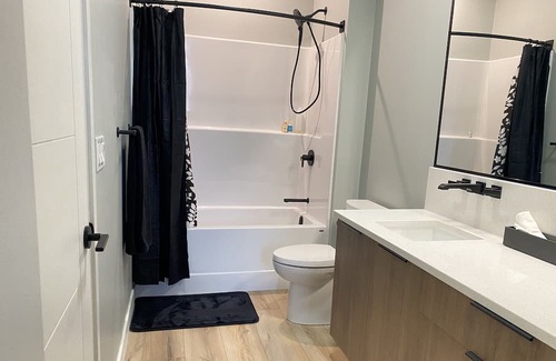Vernon Casa | Middleton Main floor suite on Park