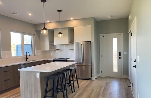 Vernon Casa | Middleton Main floor suite on Park