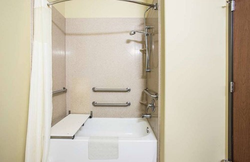Saint Landry Casa | 3 Budget-Friendly Accommodations in Knights Inn Bunkie! Pool, Free Breakfast!