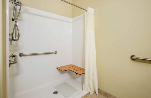 Saint Landry Casa | 3 Budget-Friendly Accommodations in Knights Inn Bunkie! Pool, Free Breakfast!