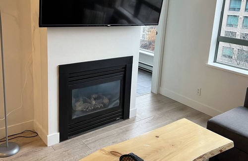Downtown Vancouver Apartamento | Vancouver Getaway w/ Fireplace, Sauna, & Parking!