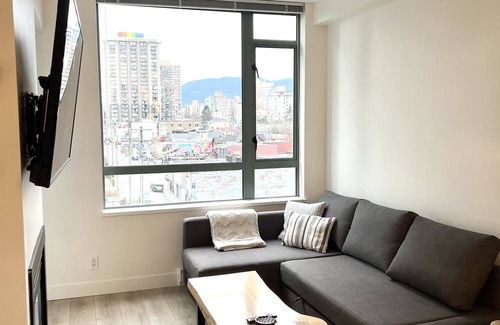 Downtown Vancouver Apartamento | Vancouver Getaway w/ Fireplace, Sauna, & Parking!