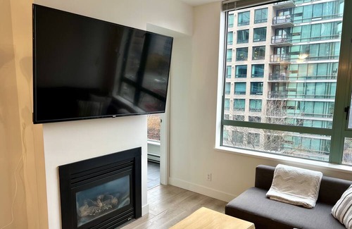 Downtown Vancouver Apartamento | Vancouver Getaway w/ Fireplace, Sauna, & Parking!