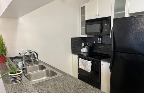 Downtown Vancouver Apartamento | Vancouver Getaway w/ Fireplace, Sauna, & Parking!