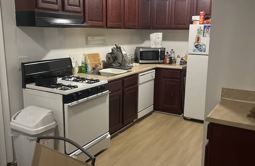 Taylor Apartamento | Townhouse getaway right by the airport and many other attractions!