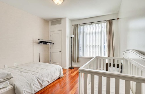 Linden Condominio | Lovely Linden Apartment - Walk to Train Station!