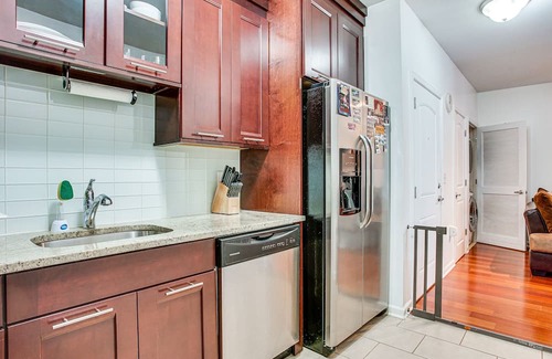 Linden Condominio | Lovely Linden Apartment - Walk to Train Station!