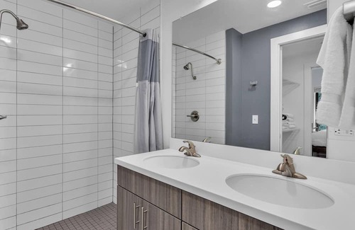 Zephyrhills West Apartamento | Escape to our Vibrant 2BDR Getaway, Steps from Exquisite Wellness and Sports Amenities