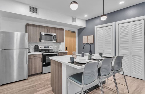 Zephyrhills West Apartamento | Escape to our Vibrant 2BDR Getaway, Steps from Exquisite Wellness and Sports Amenities