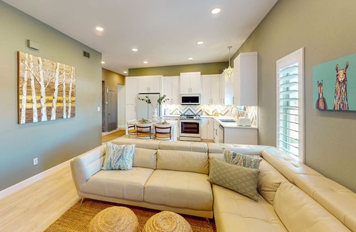 Del Mar Condominio | 2nd-floor apartment, streaming, courtyard, beautiful views, AC