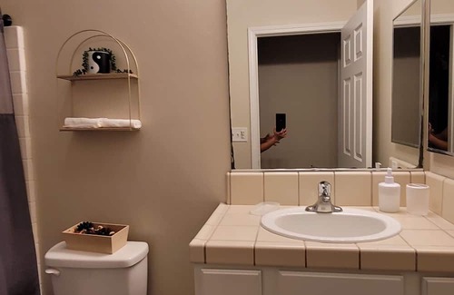 Bakersfield Casa | Cute home that is 6 miles away from KMC and close to other shopping centers
