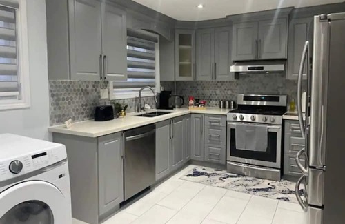 Malton Casa | 4-6 km, from Toronto Pearson Airport .3 Private Bed Rooms+ Hall Sleep 2 to 8 .