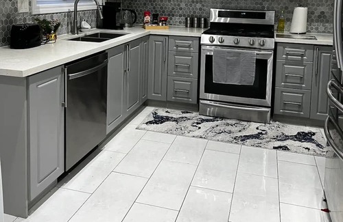 Malton Casa | 4-6 km, from Toronto Pearson Airport .3 Private Bed Rooms+ Hall Sleep 2 to 8 .