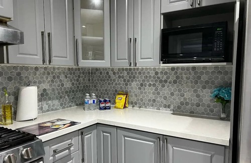 Malton Casa | 4-6 km, from Toronto Pearson Airport .3 Private Bed Rooms+ Hall Sleep 2 to 8 .