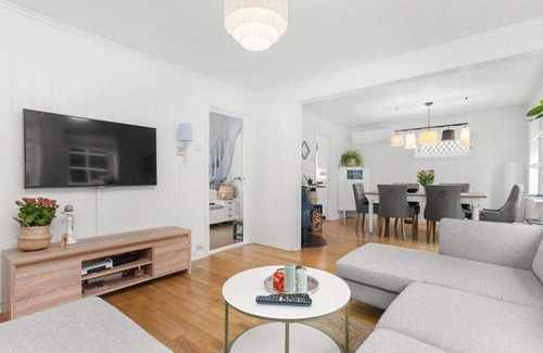 Spangereid Casa | Family-friendly home near canal