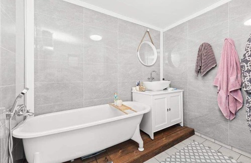 Spangereid Casa | Family-friendly home near canal