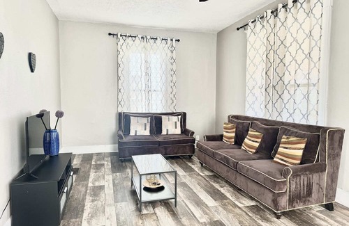 Shelbyville Casa | Huge, 4 Bedrooms 10 min to Casino, 25 min to Indy!