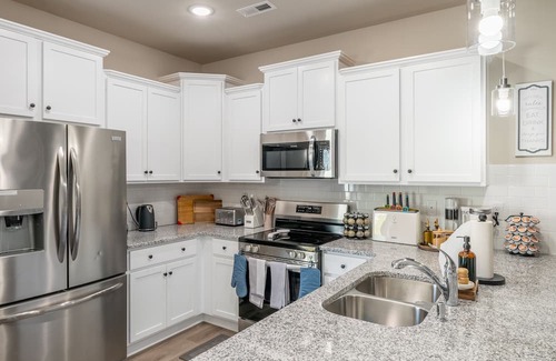 Charlotte Casa | Charming Retreat: Cozy & Stylish Home