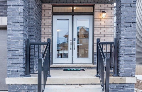 Caledonia Casa | Be the first to stay in our brand new house, minutes away from Hamilton International Airport
