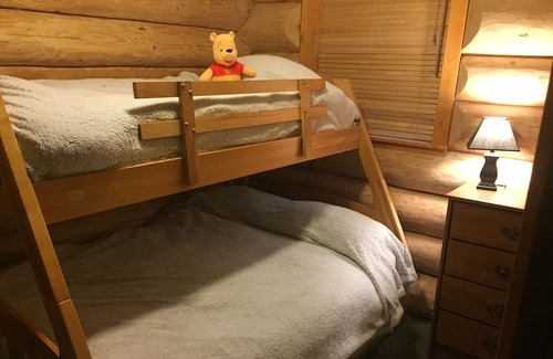 Sunshine Valley Cabina | Welcome to Serenity! A cozy log cabin in a beautiful area to relax & recharge.