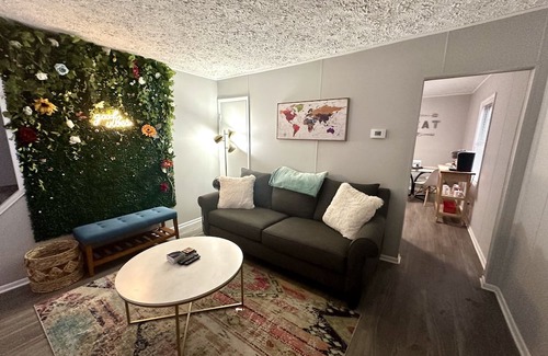 South Hills Apartamento | Chic & Stylish Retreat w/ Private Hot Tub✨ 15 mins from Airport & Downtown!