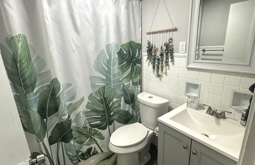 South Hills Apartamento | Chic & Stylish Retreat w/ Private Hot Tub✨ 15 mins from Airport & Downtown!