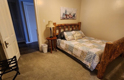 Winterset Apartamento | Cozy apartment in charming small town Winterset, walking distance to square