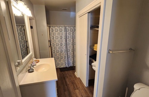 Winterset Apartamento | Cozy apartment in charming small town Winterset, walking distance to square