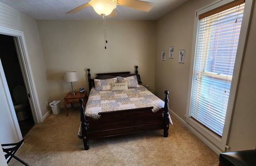 Winterset Apartamento | Cozy apartment in charming small town Winterset, walking distance to square