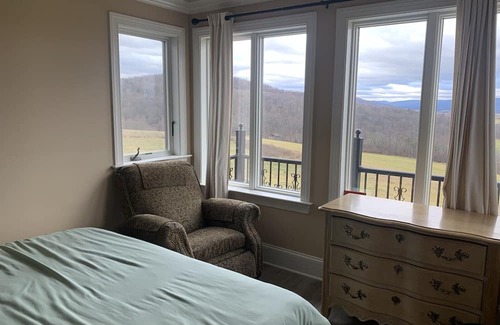Huntingdon Casa | Secluded Stone Chateau in the Heart of the Appalachian Mountains