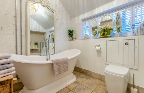 Leicester Cabaña | A stunning 16th Century Cottage surrounded by a beautiful landscaped garden in the fabulous rural Le