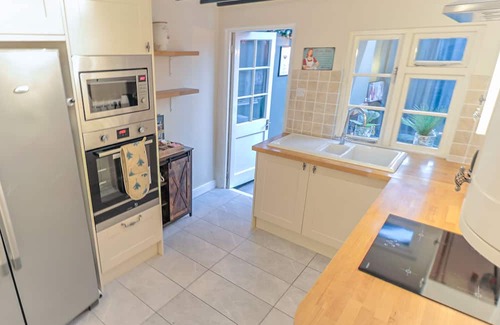 Burnham-on-Crouch Cabaña | The Bay Tree Cottage is a newly refurbished cottage with loads aminities inside