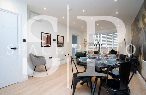 Uxbridge South Apartamento | Tranquil Foliage Haven: Stylish 1BR Apartment